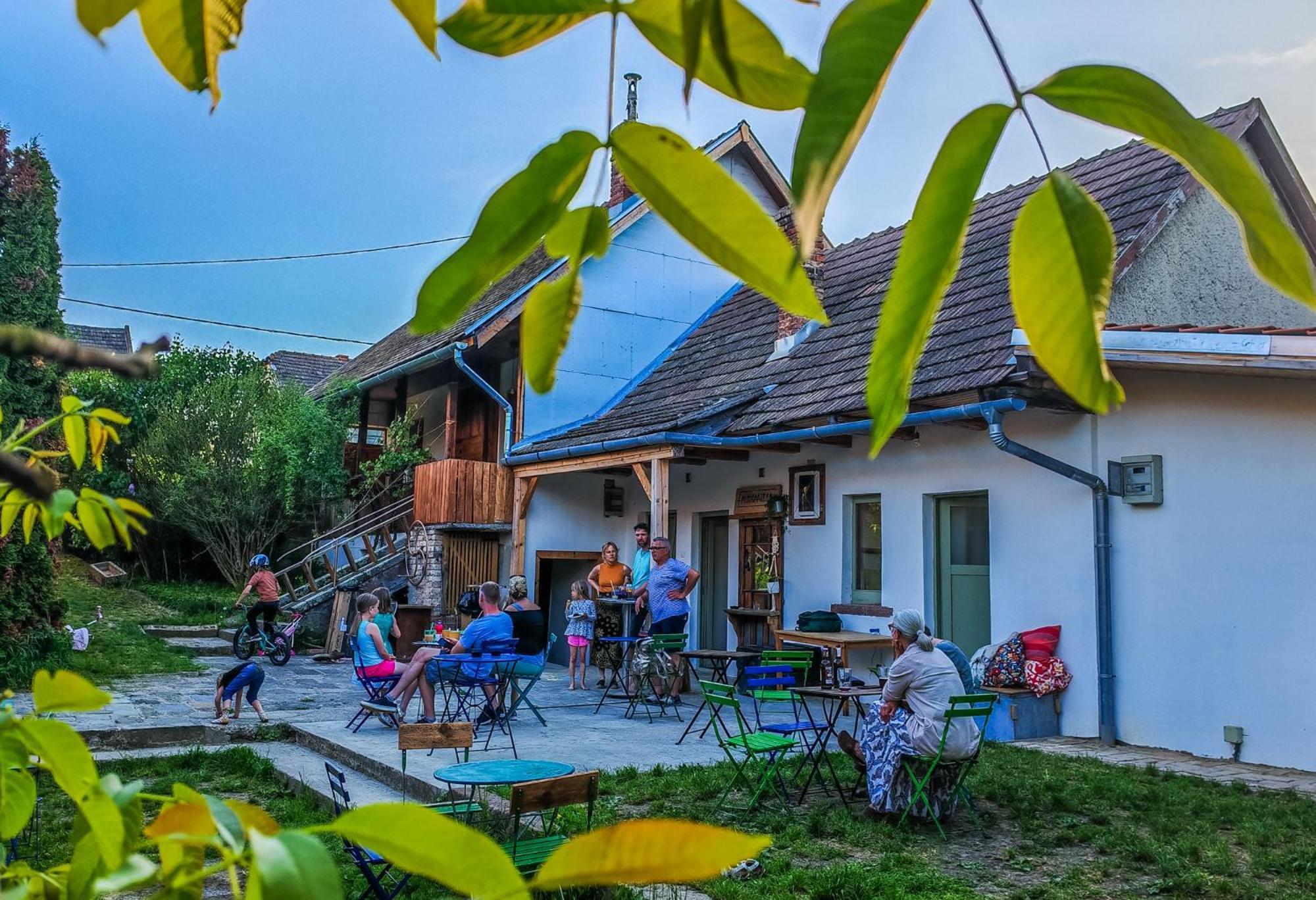 Minifaktura Loft Apartman & Reggelizo Es Etelbar Szokolya Exteriör bild